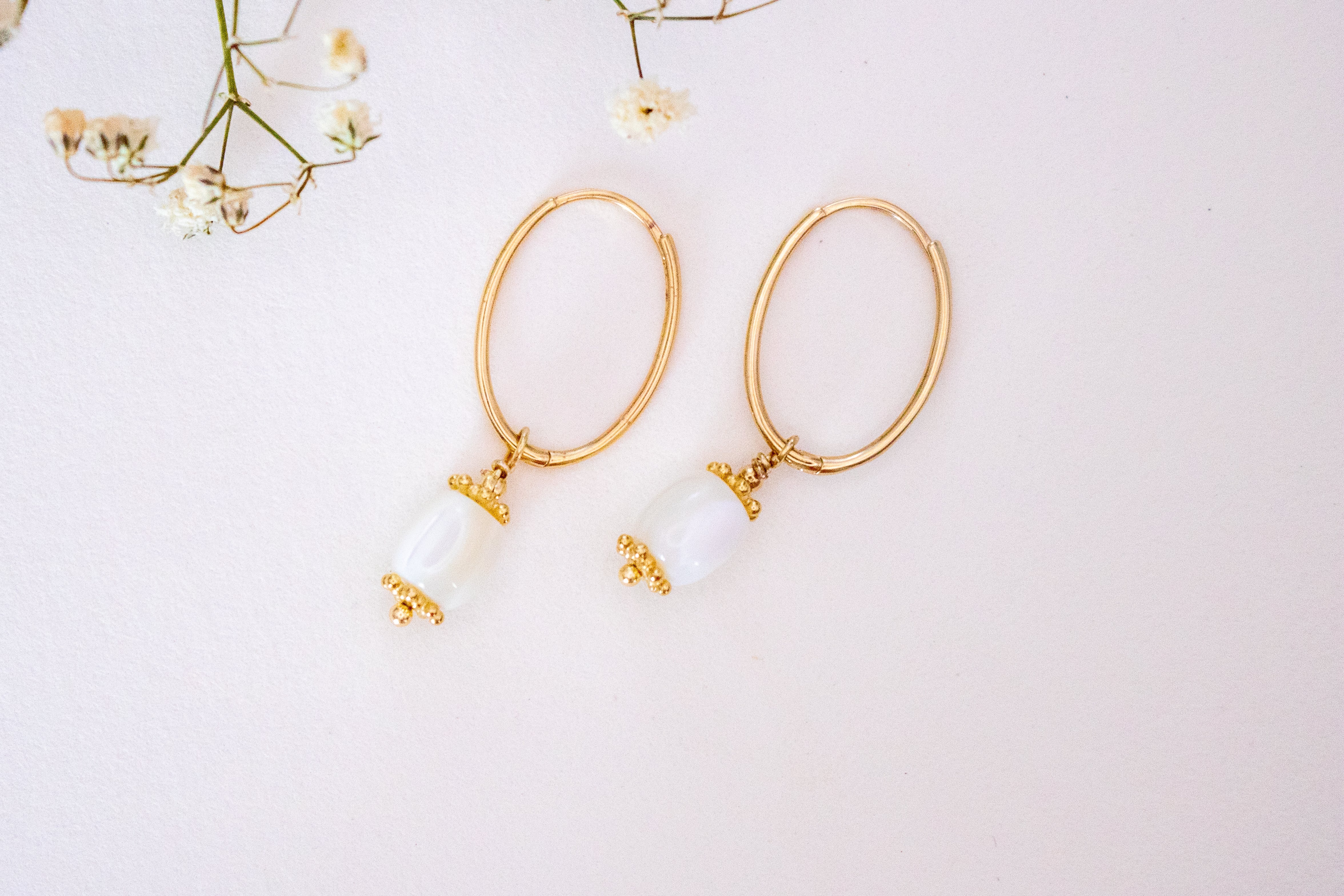 boucles-oreilles-eclat-de-lune-creoles-nacre-blanche-plaque-or-lilodelo