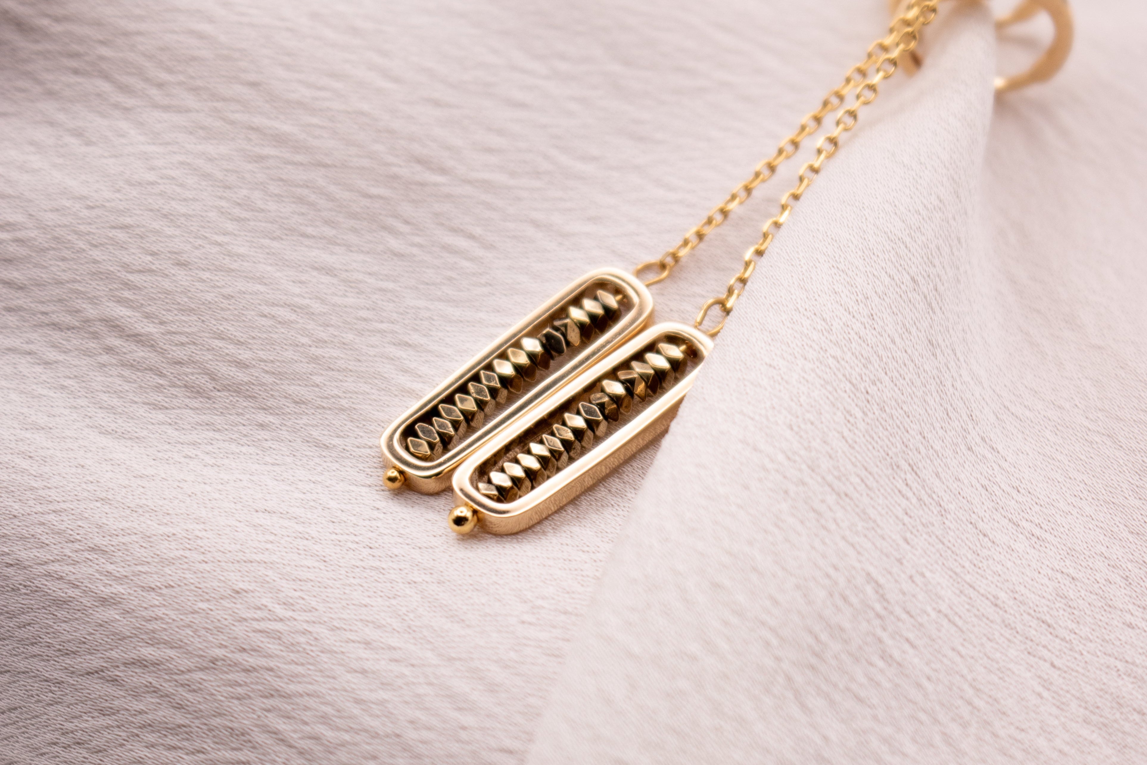 boucles-oreilles-bliss-creoles-barre-hematite-plaque-or-lilodelo