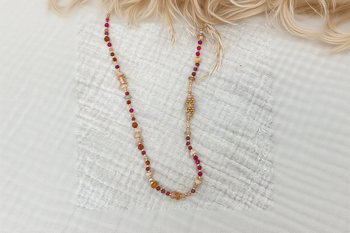 collier-multirang-cannelle-grenat-pierre-de-lune-goldstone-perles-dorees-mantra-lilodelo