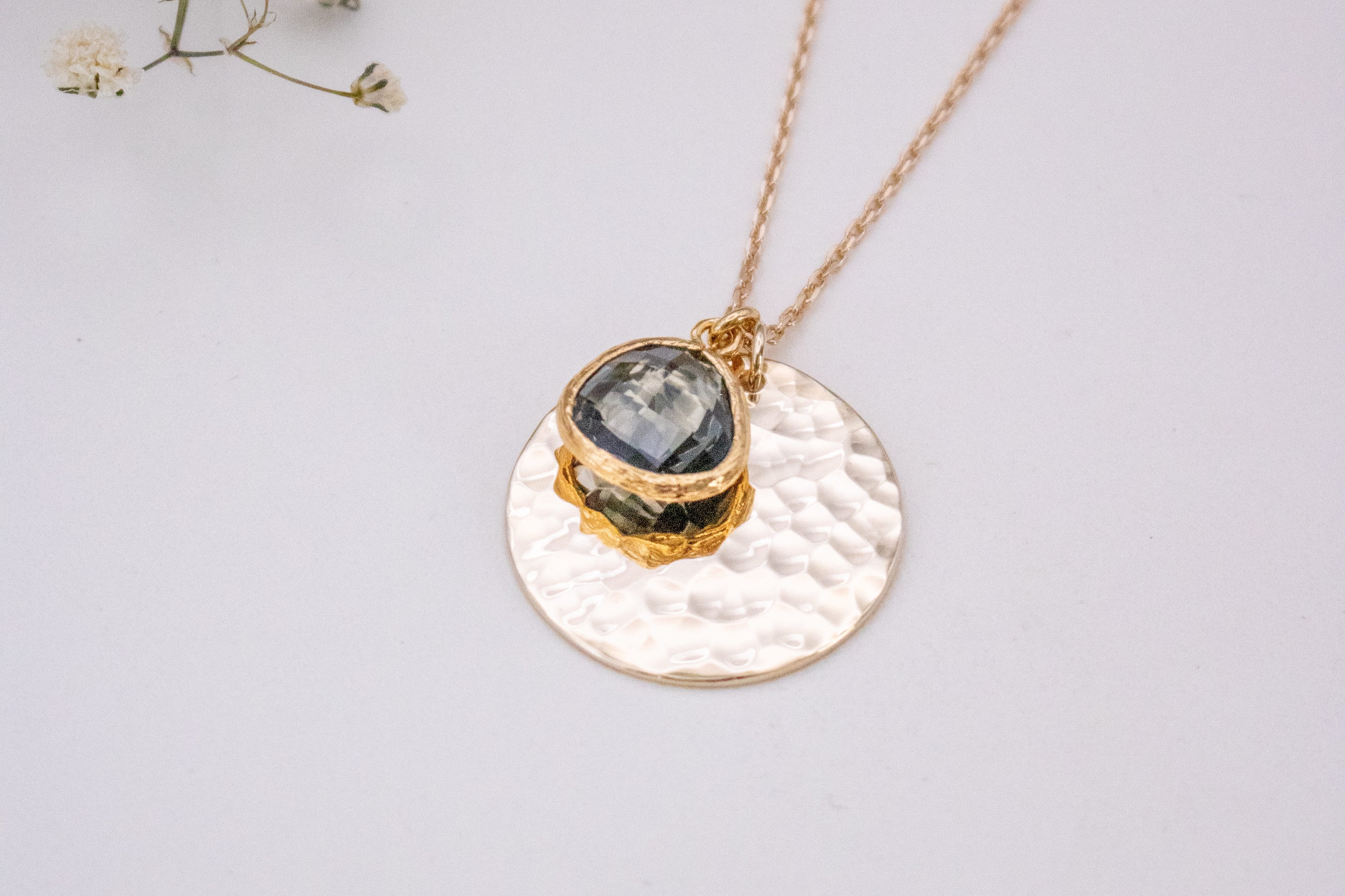 collier-oceane-medaille-martelee-cristaux-bleus-plaque-or-lilodelo