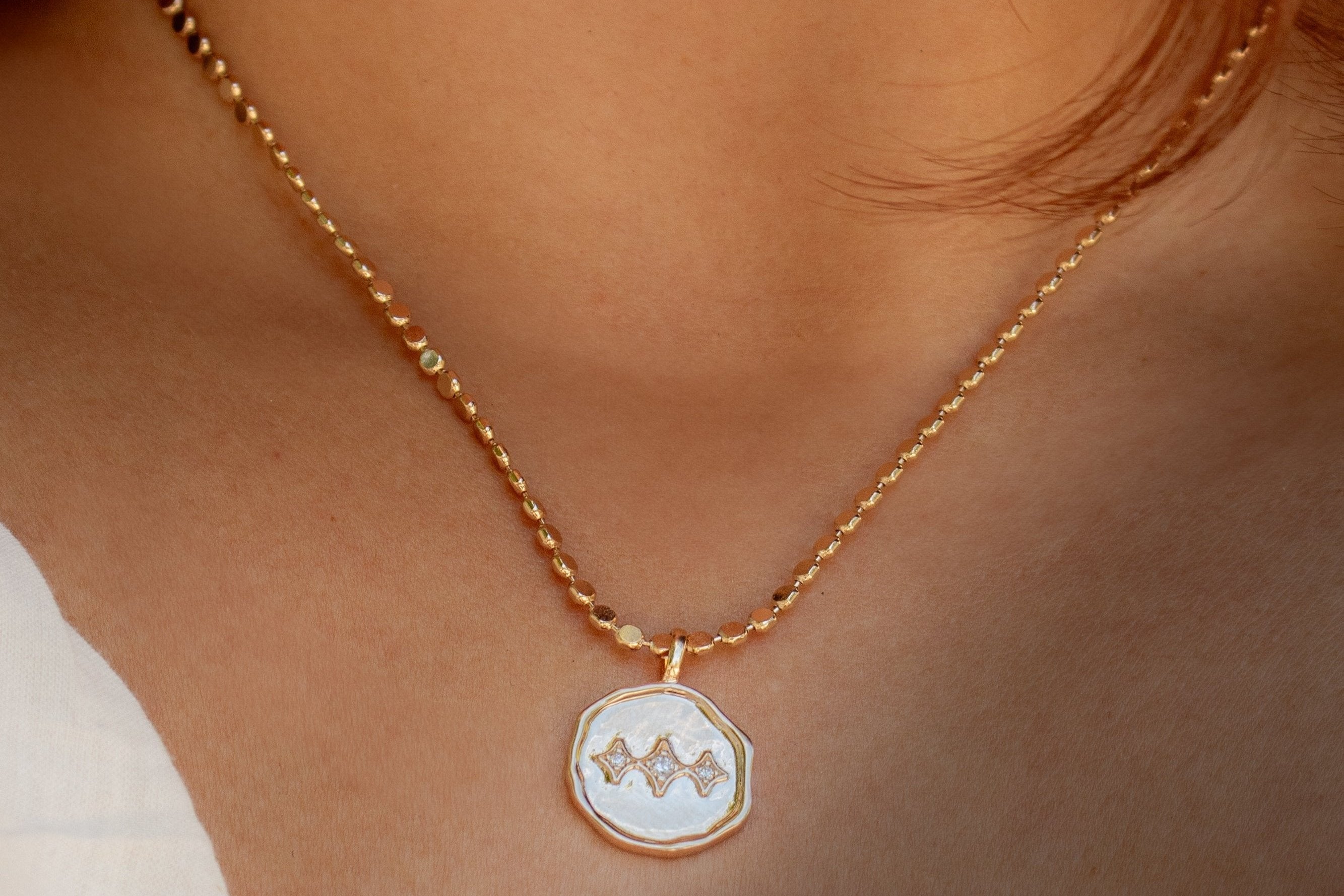 collier-prosperity-medaille-trois-etoiles-zirconium-plaque-or-lilodelo