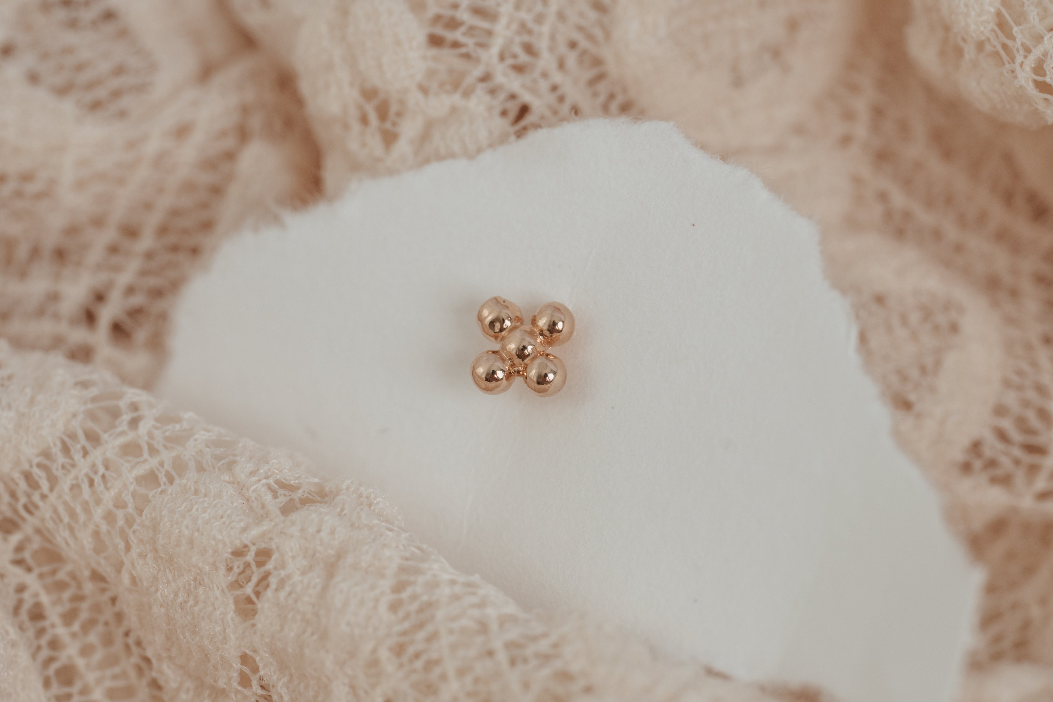 Boucle d'oreille puce Ora