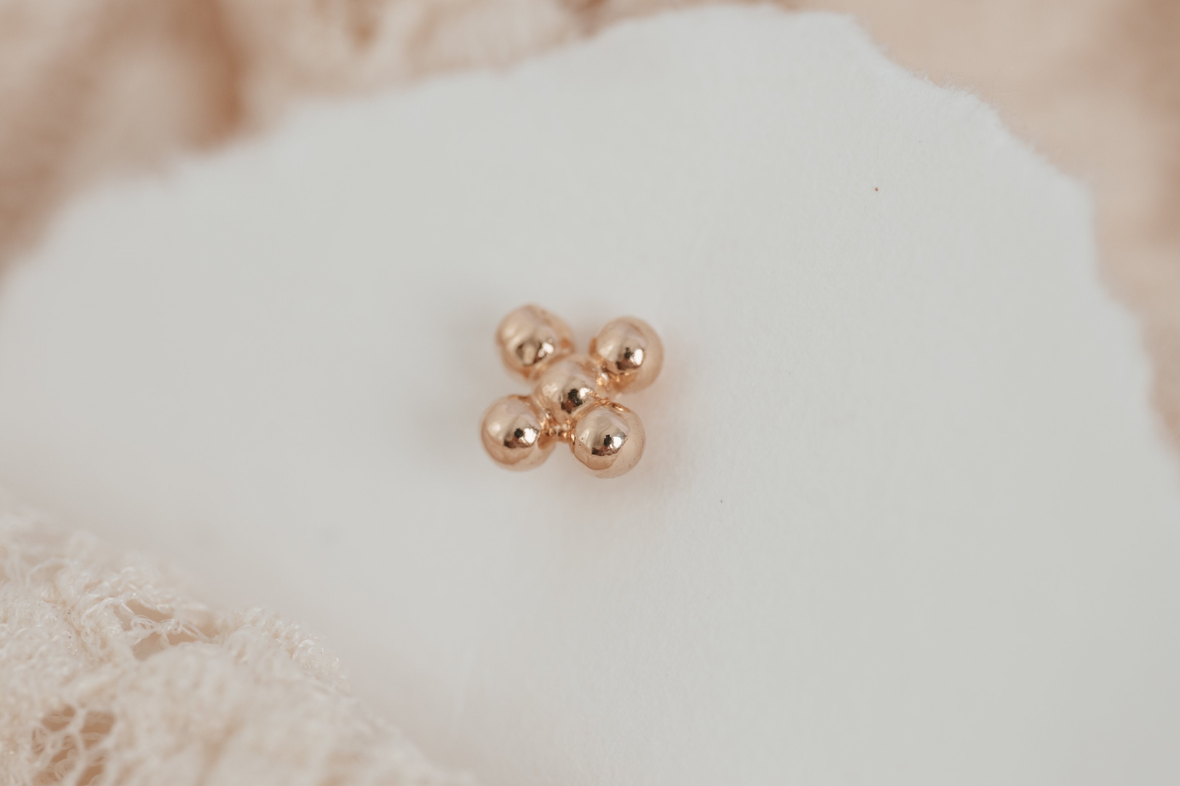 Boucle d'oreille puce Ora