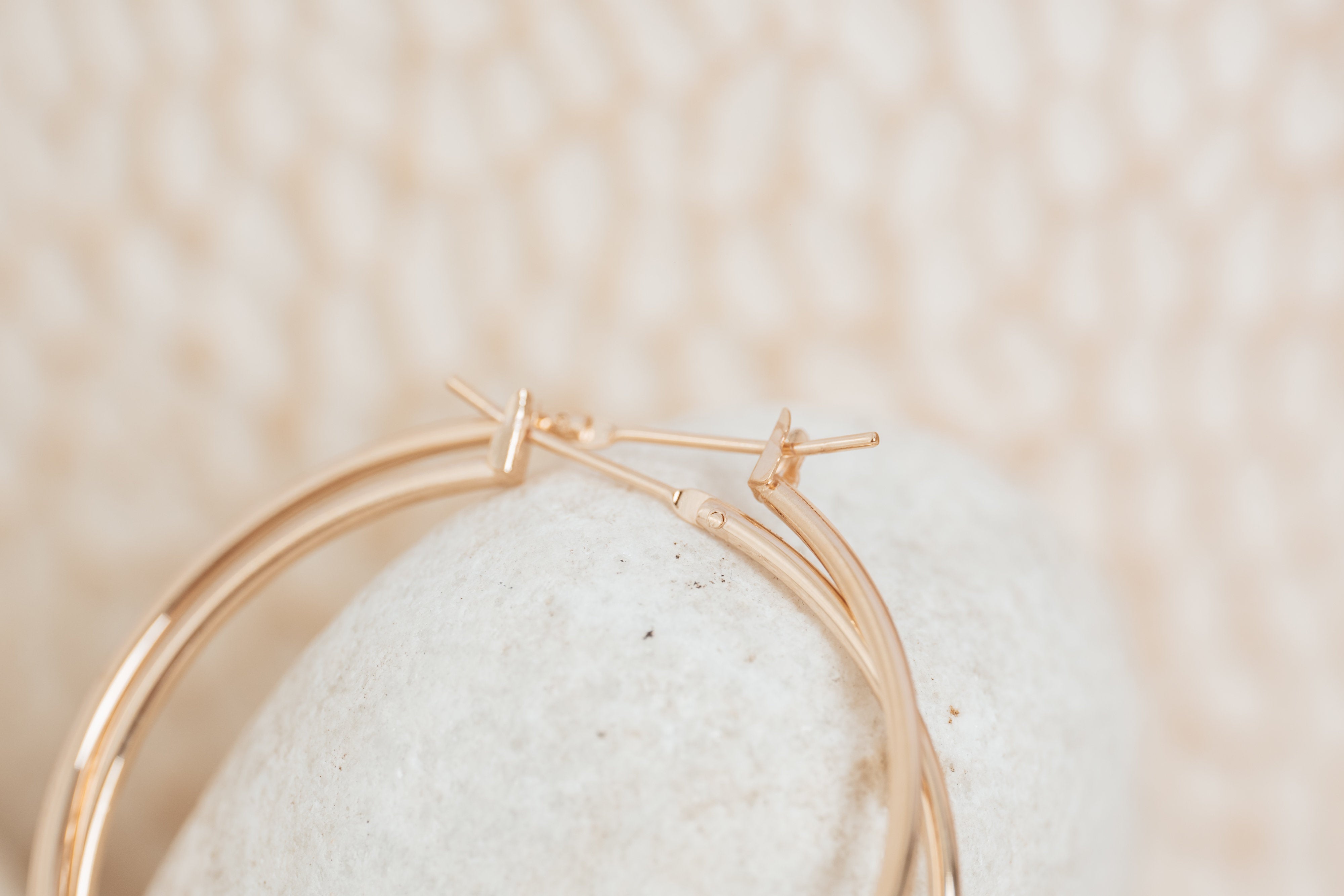 Créoles Elisa — Anneaux Fins Plaqué Or 18 Carats