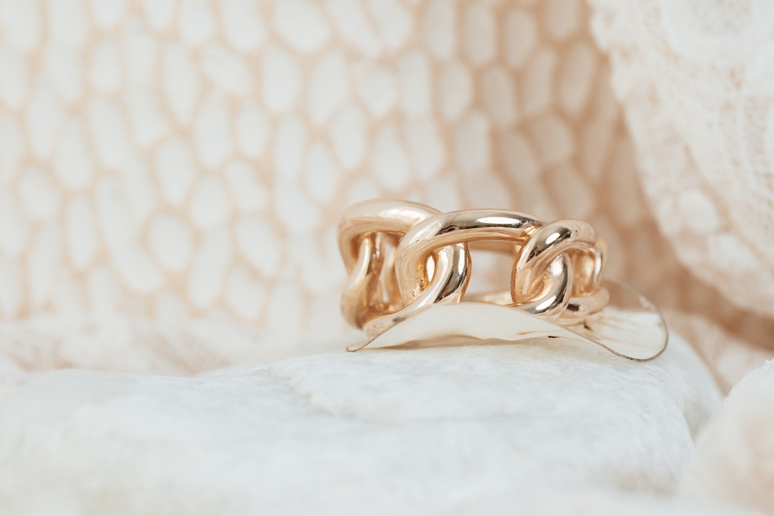 bague-emy-chaine-detail-texture-plaque-or-lilodelo