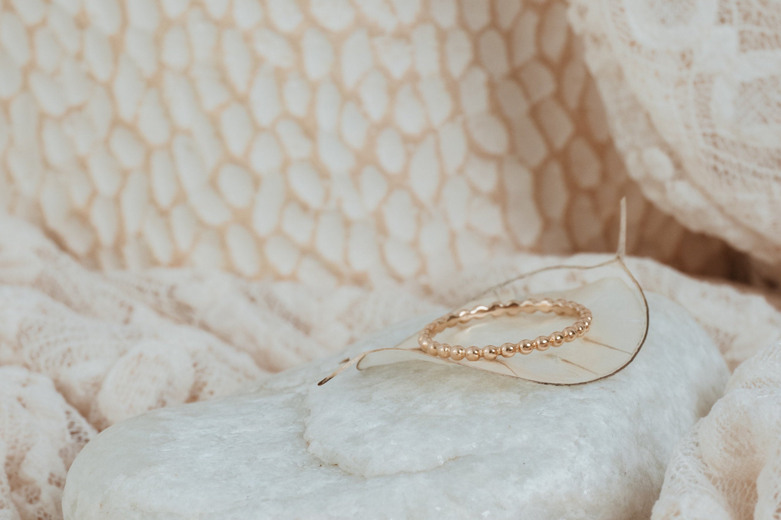 bague-delia-perles-close-up-plaque-or-lilodelo