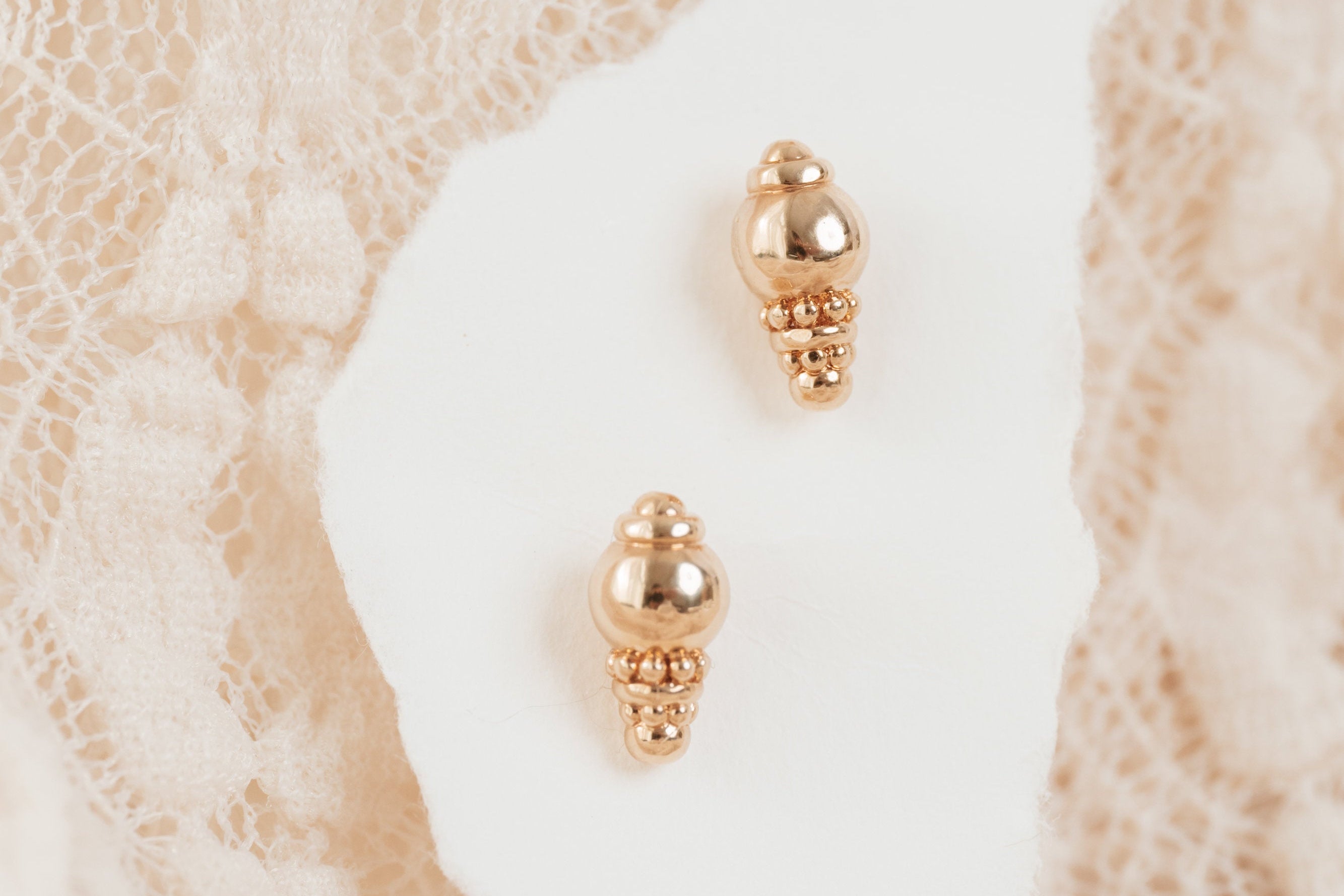 boucles-oreilles-puces-jaya-portees-plaque-or-lilodelo