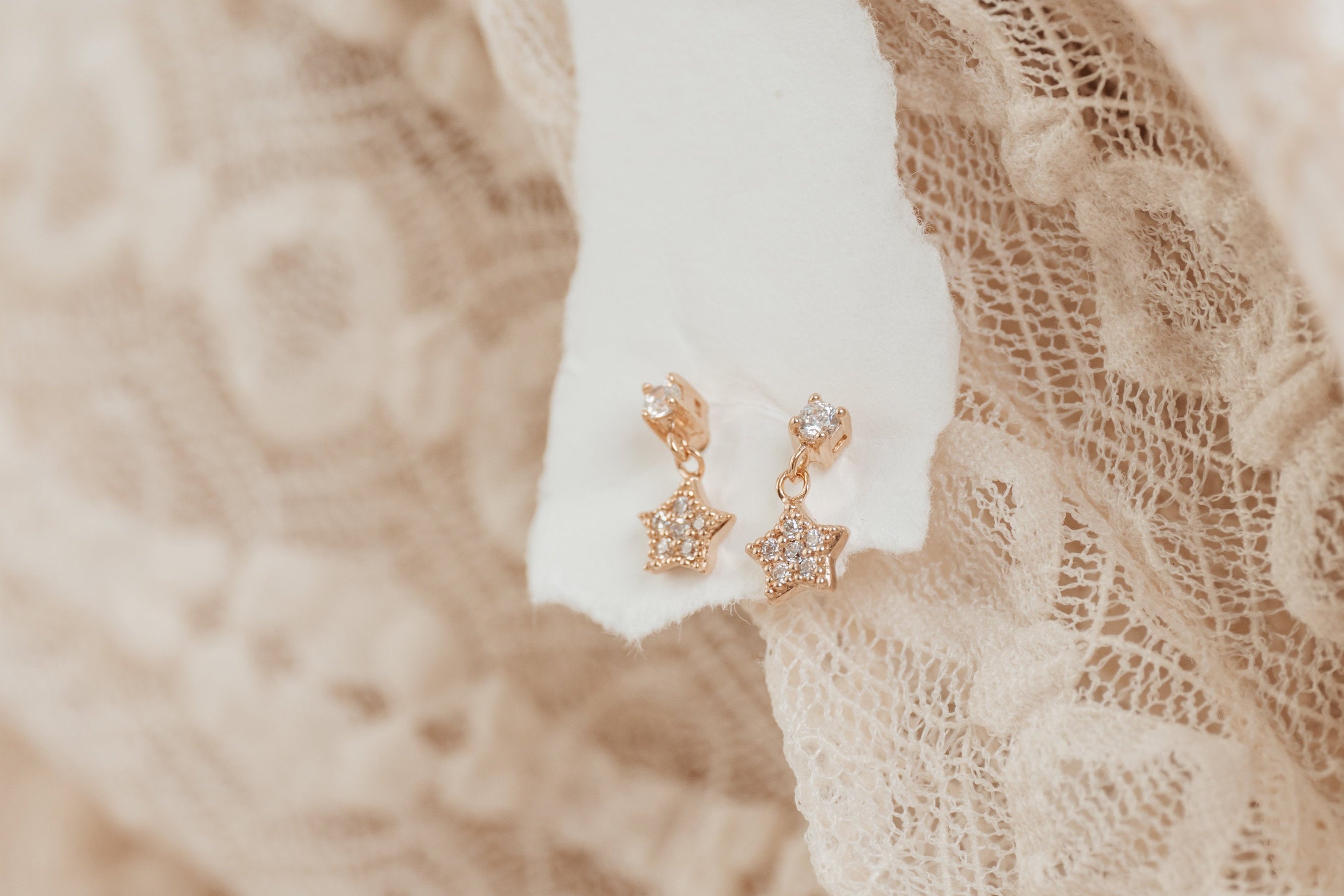 boucles-oreilles-celeste-etoiles-detail-plaque-or-lilodelo