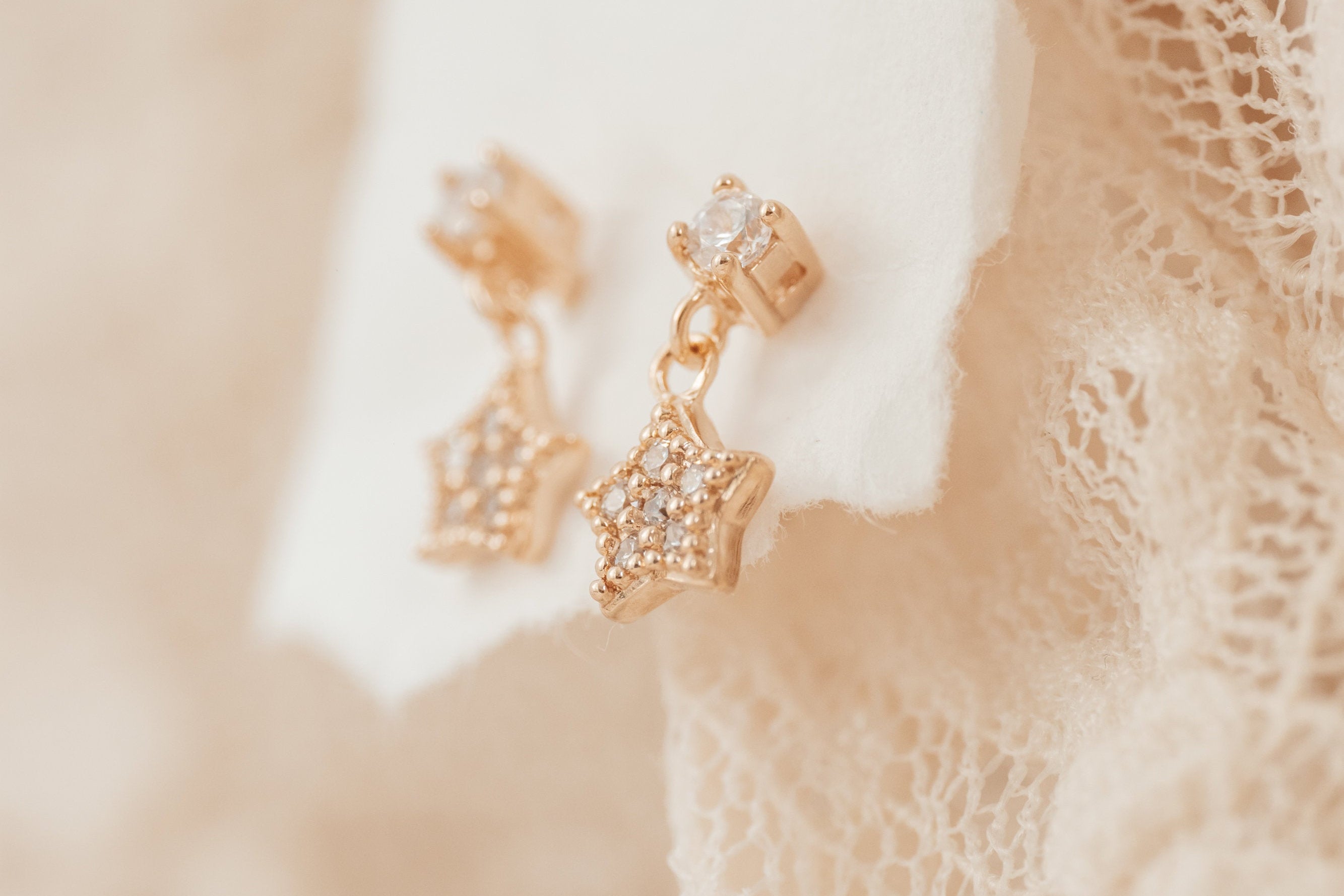 boucles-oreilles-celeste-pendantes-portees-plaque-or-lilodelo