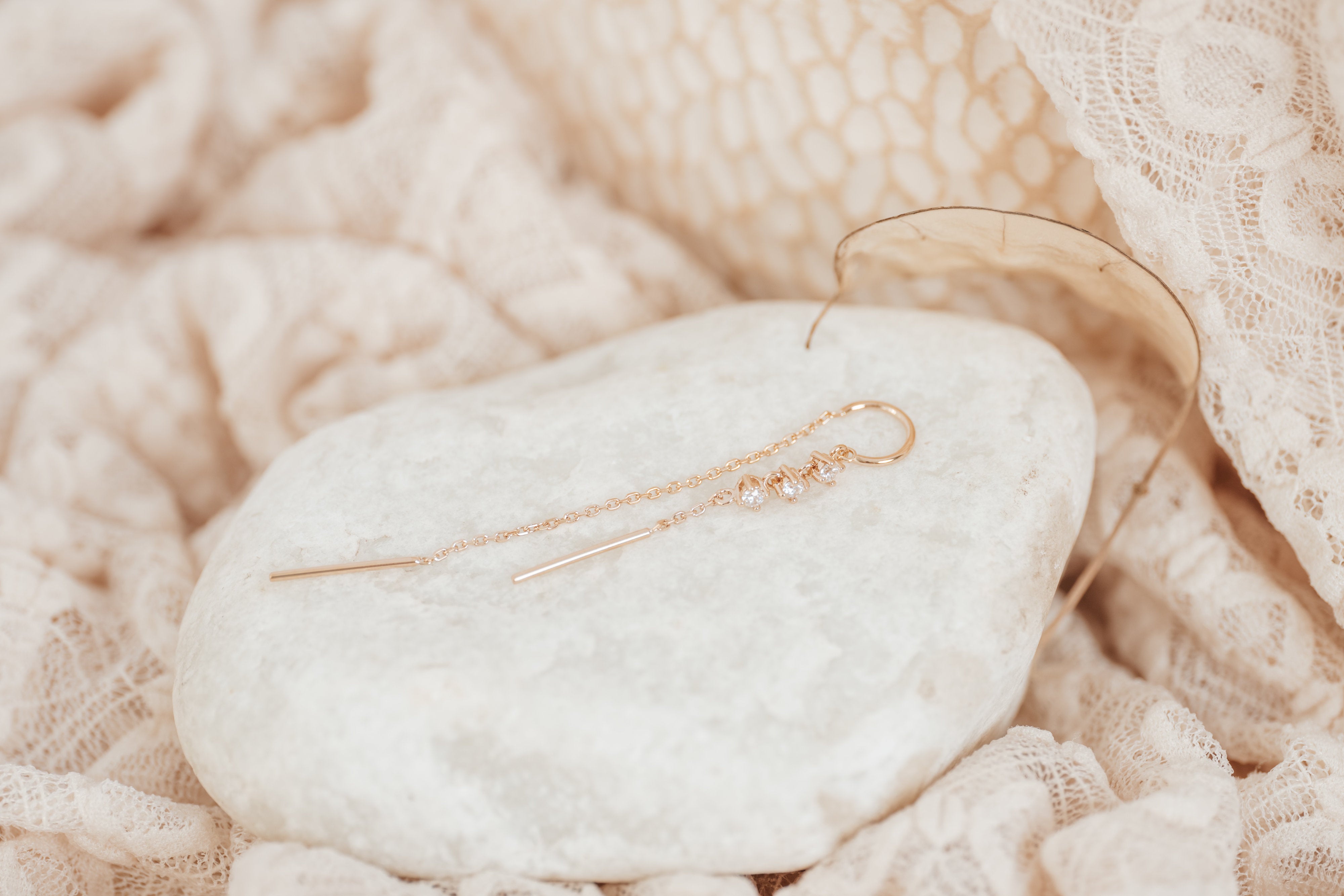 mono-boucle-lina-chaine-traversante-plaque-or-lilodelo