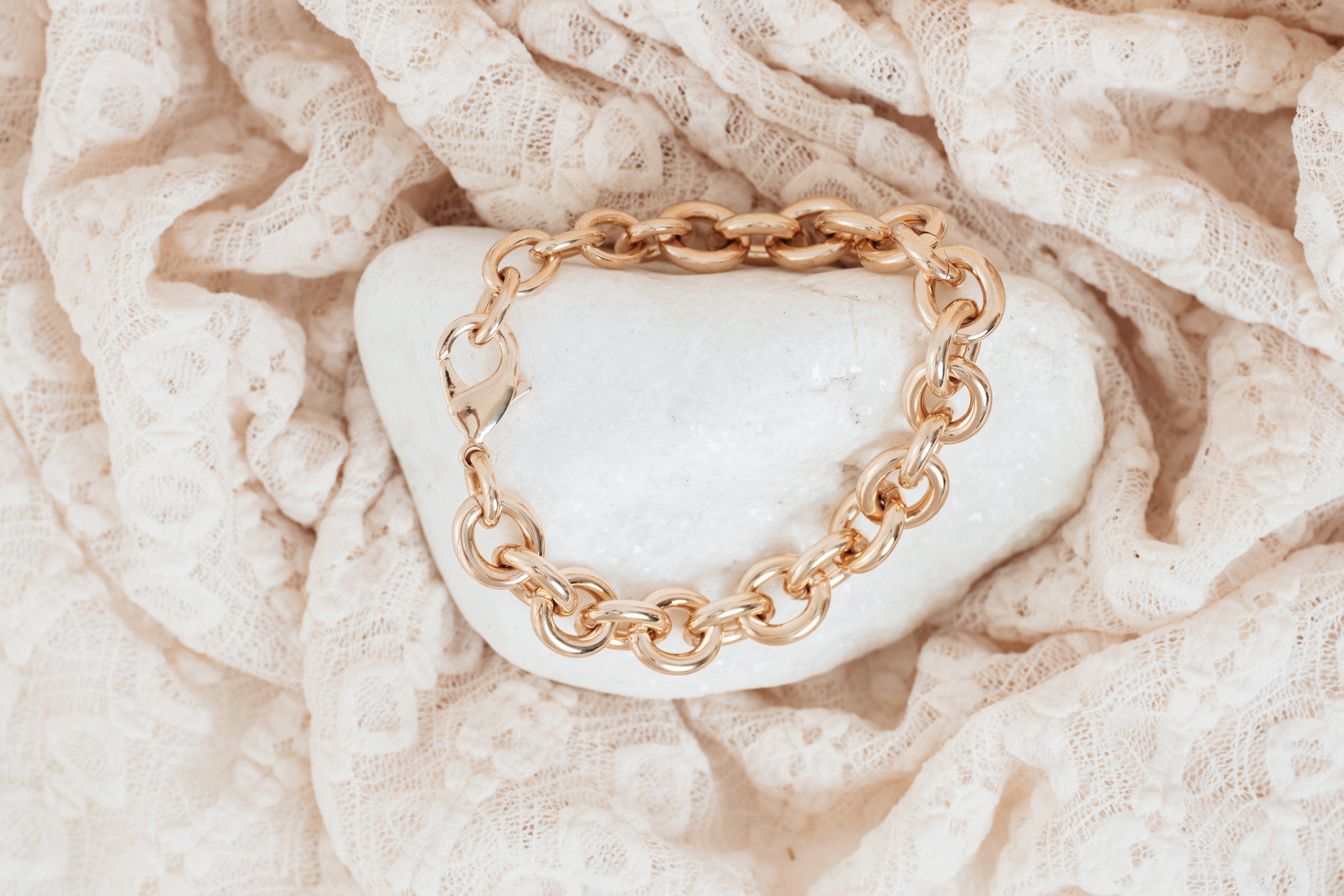 bracelet-lily-grosse-maille-chaine-personnalisable-plaque-or-18-carats-lilodelo