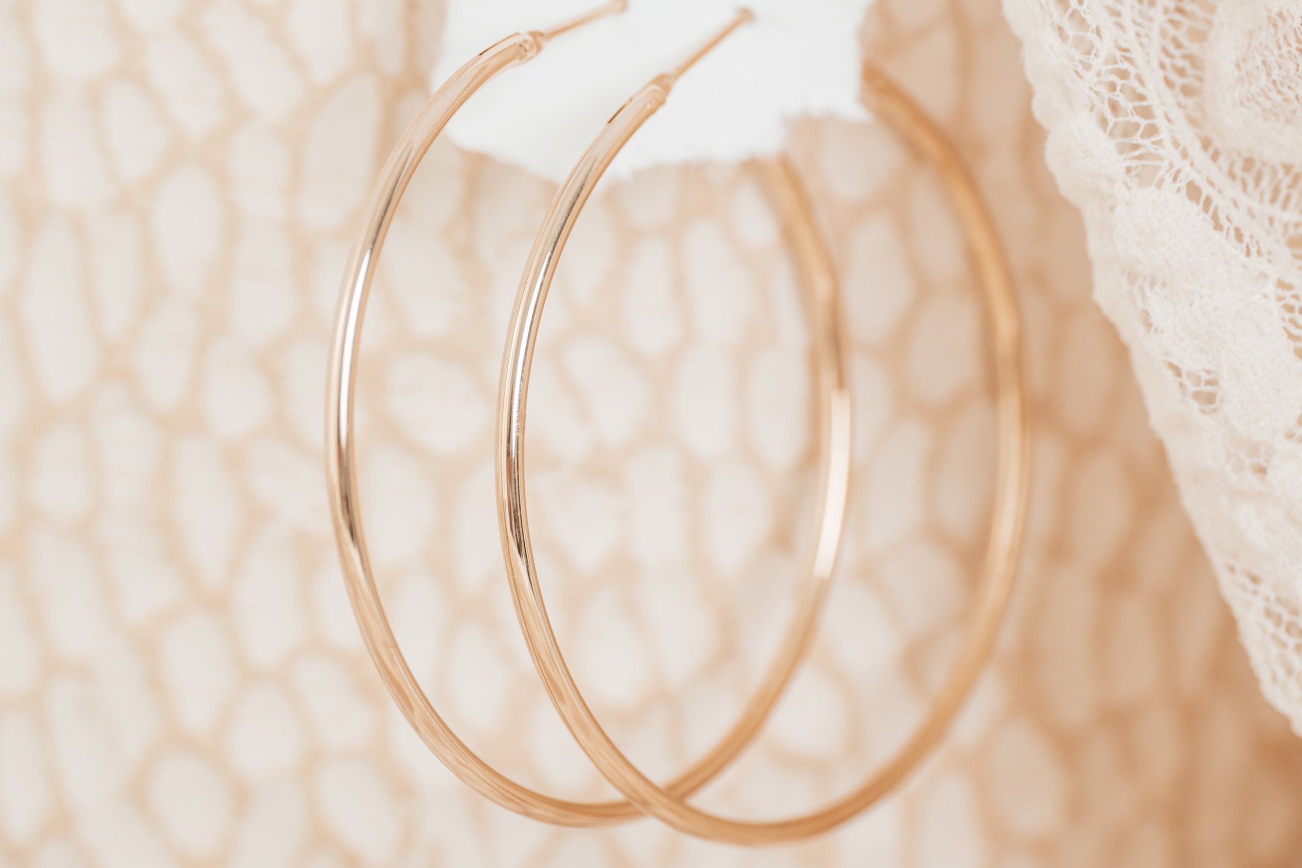 creoles-elisa-anneaux-fins-plaque-or-lilodelo