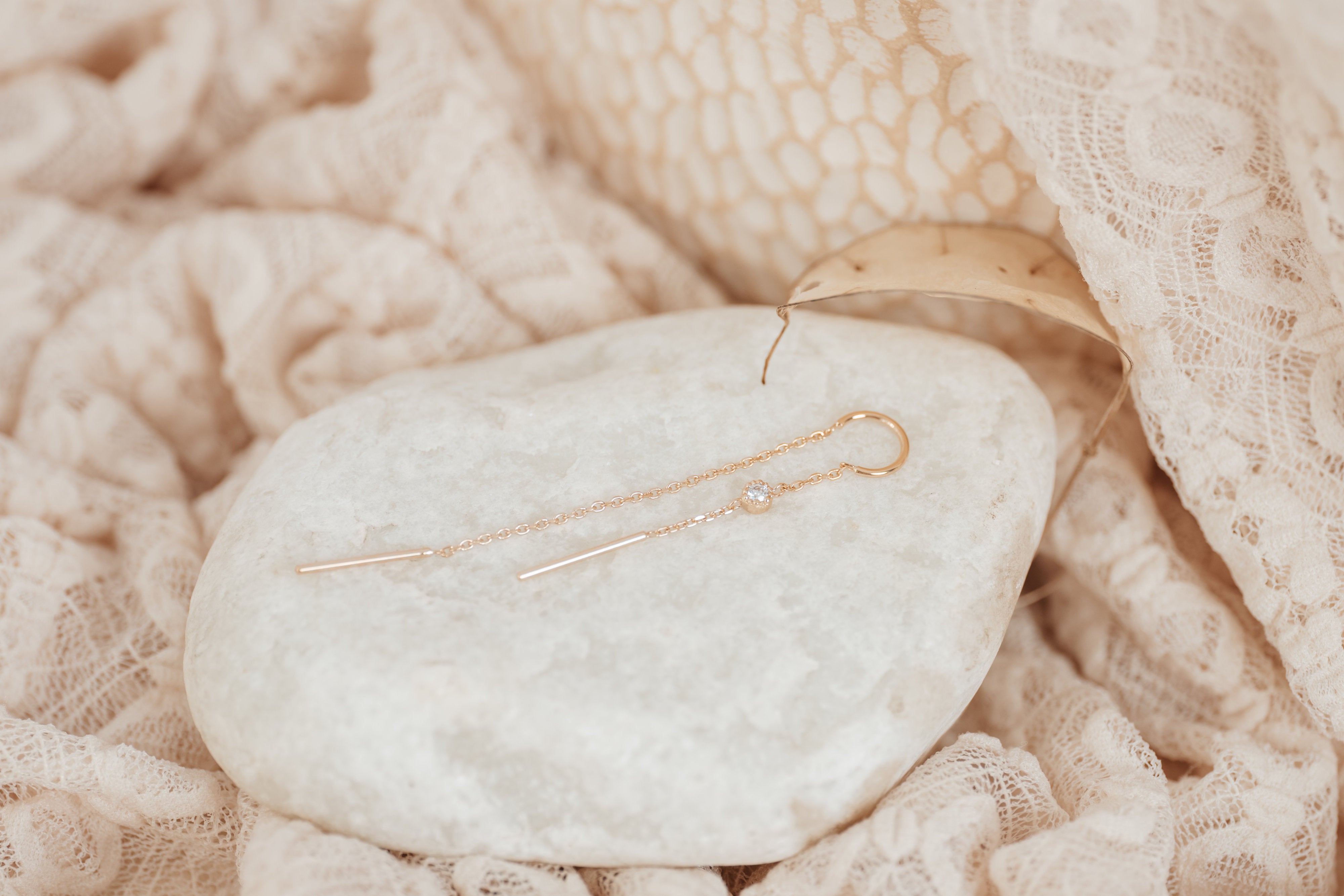 mono-boucle-lola-chaine-traversante-plaque-or-lilodelo