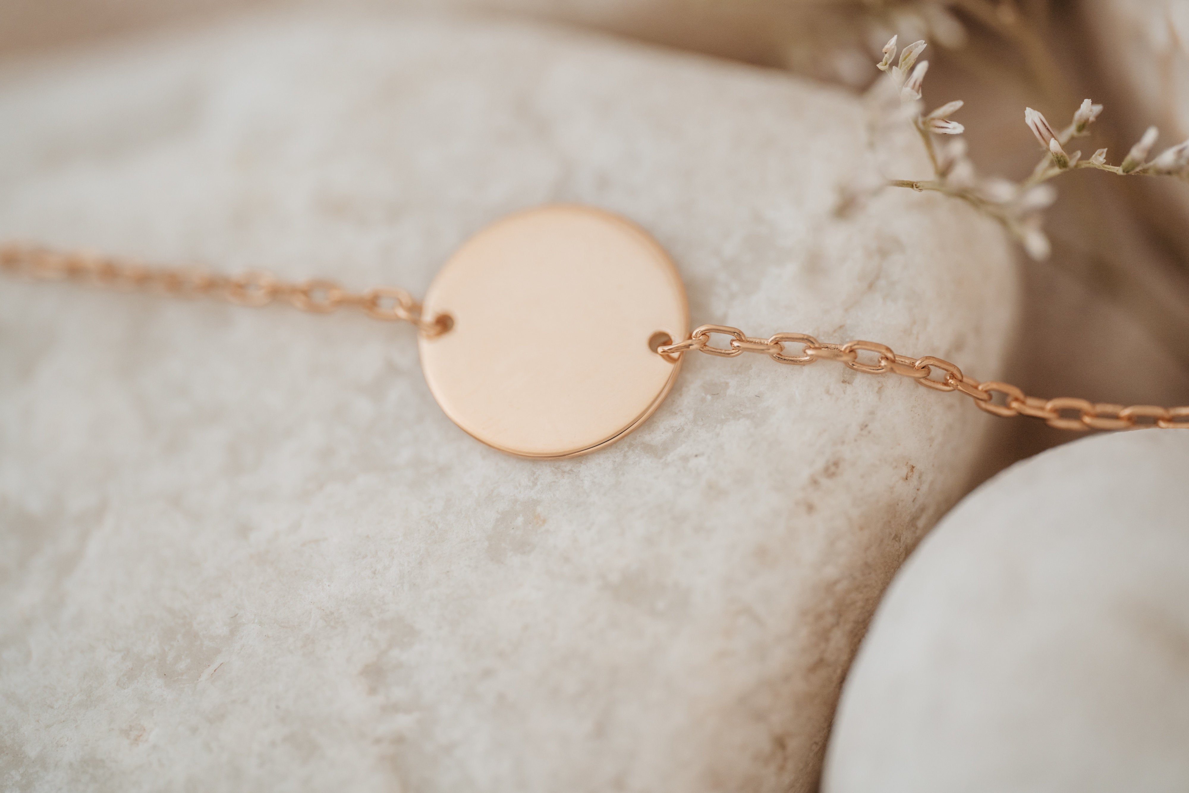 gourmette-zoe-medaille-gravable-plaque-or-18-carats-lilodelo