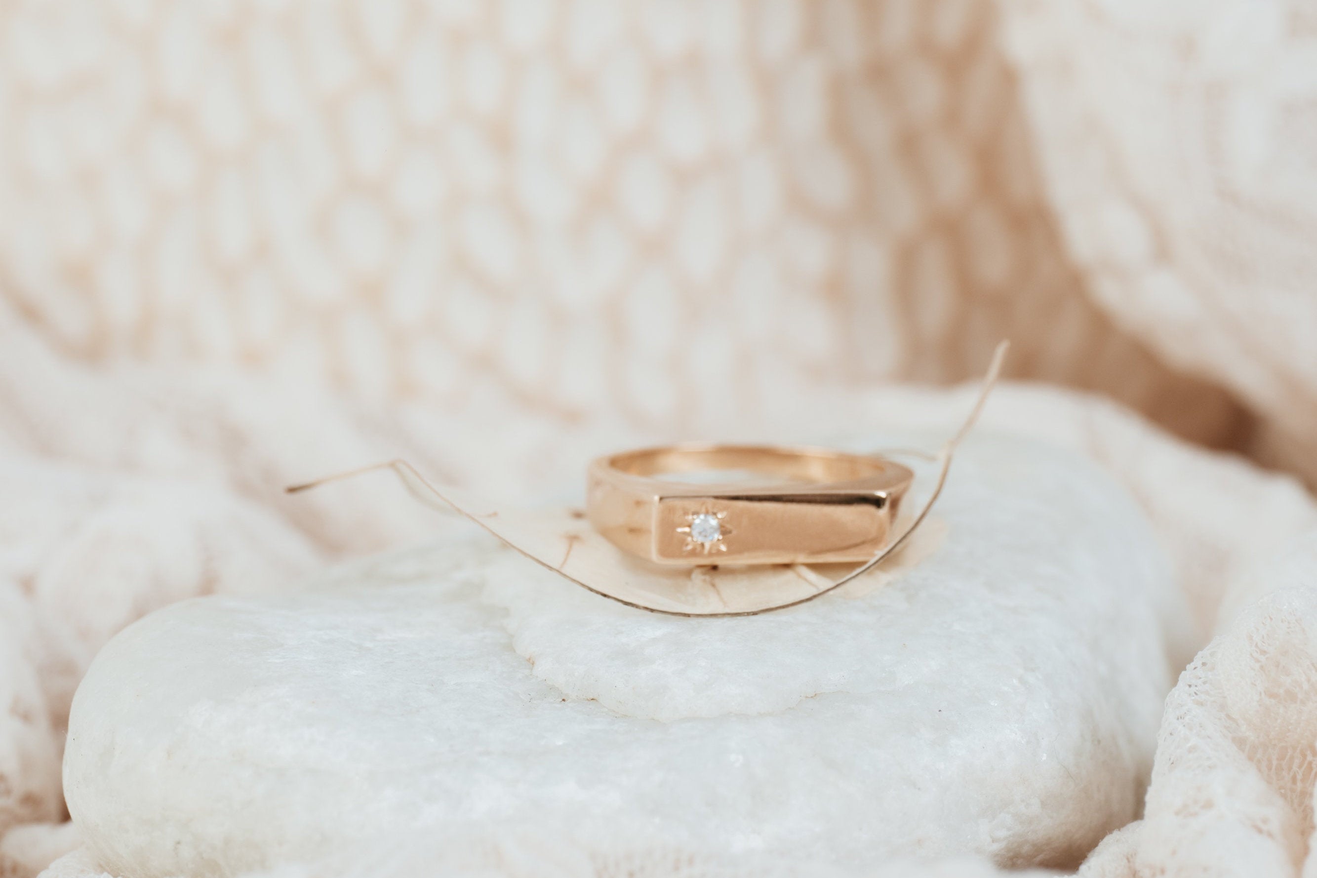 bague-milo-personnalisable-portee-plaque-or-lilodelo