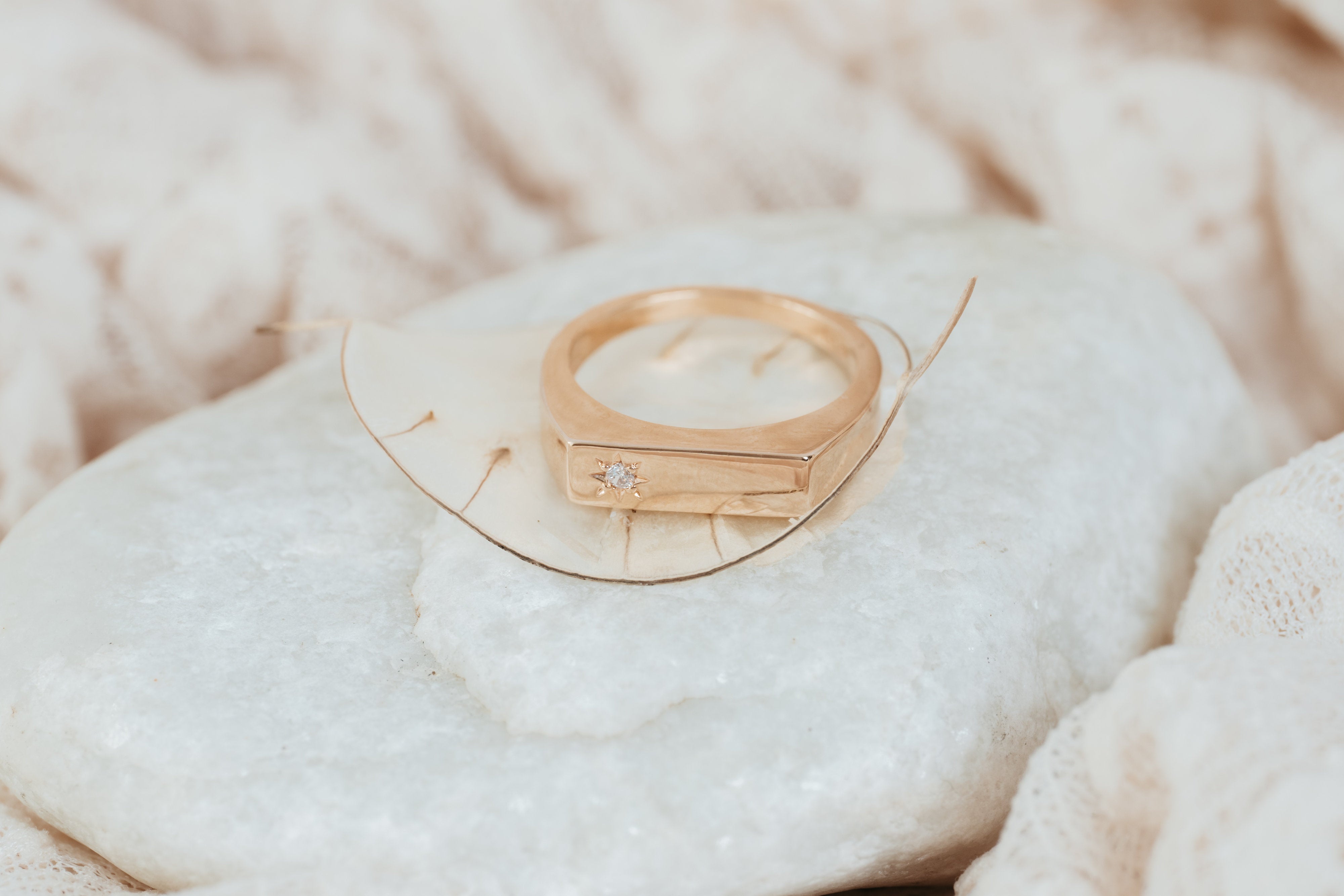 bague-milo-gravure-detail-plaque-or-lilodelo