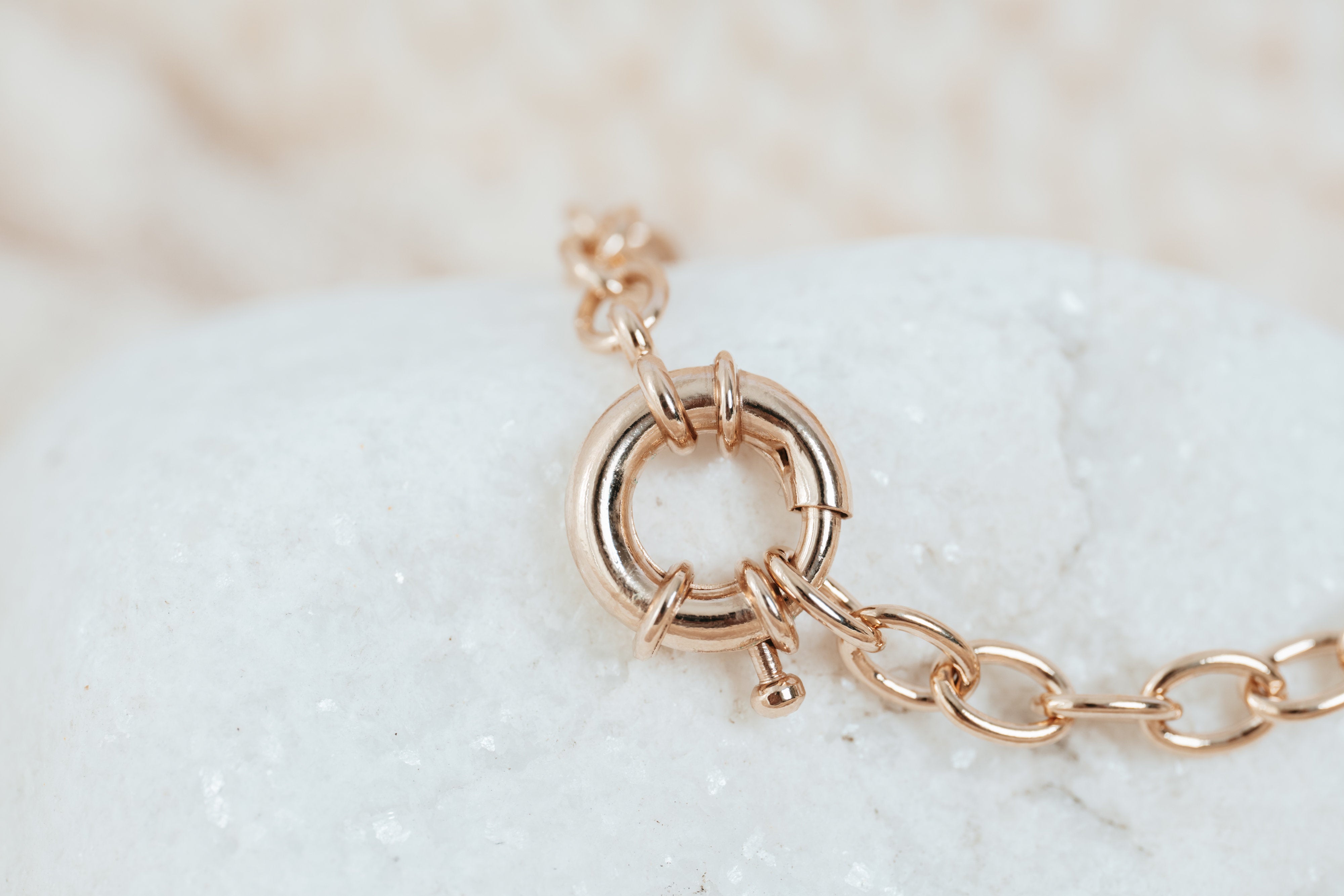 bracelet-ana-chaine-maille-large-fermoir-rond-plaque-or-lilodelo