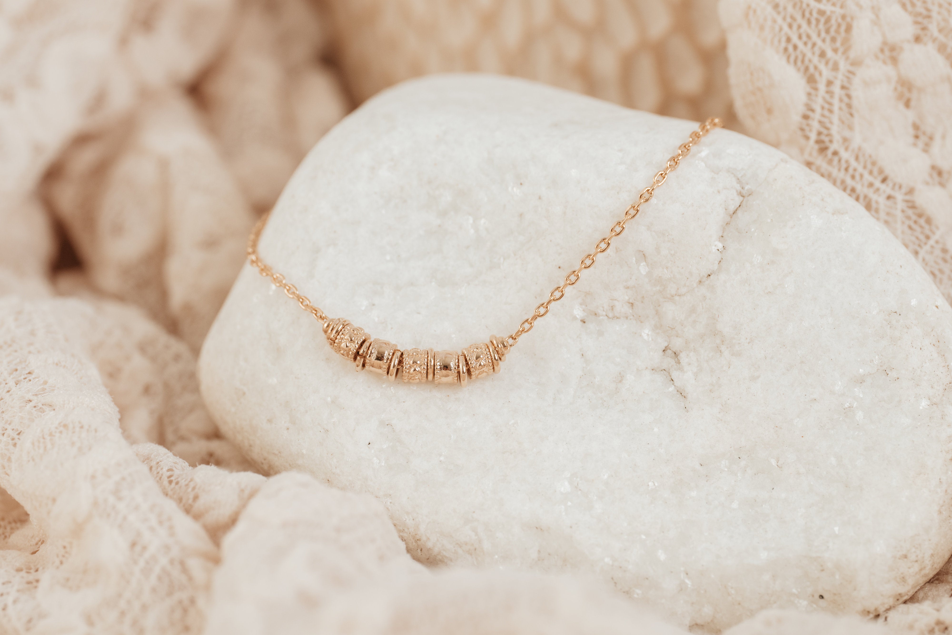 bracelet-jaya-perles-dorees-texturees-plaque-or-lilodelo