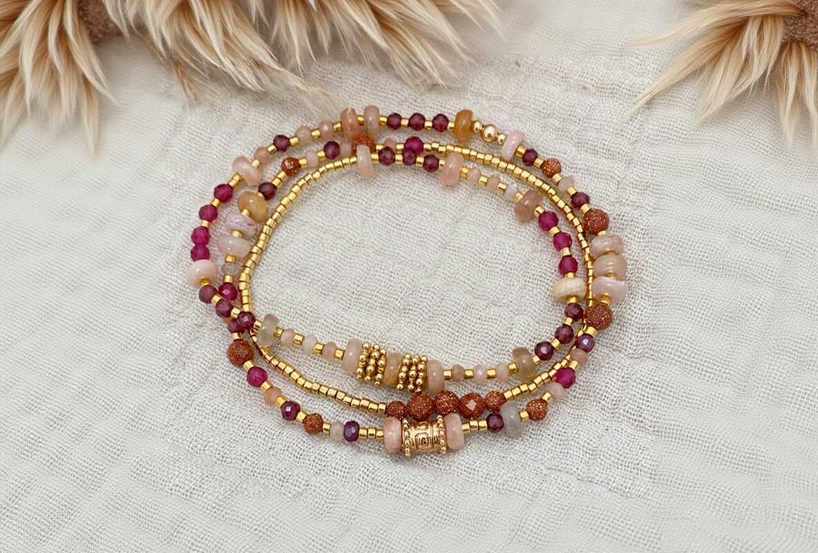 bracelet-multirang-cannelle-3-rangs-grenat-pierre-de-lune-goldstone-mantra-lilodelo