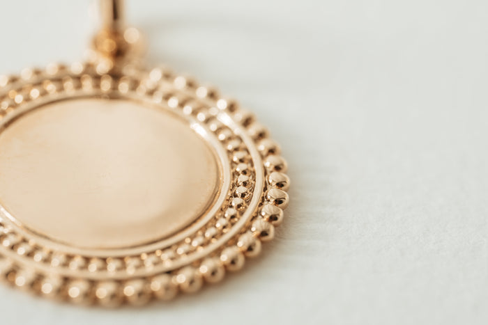 Médaille Lydie – Contour Perlé Plaqué Or 18K Gravable